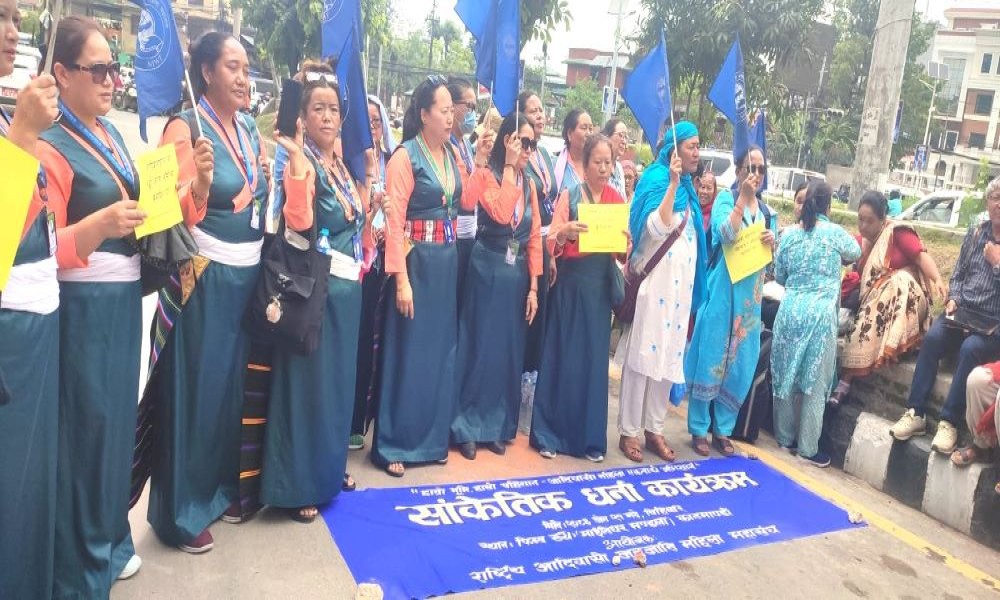 आदिवासी महिला महासंघको माइतीघरमा धर्ना, संबैधानिक अधिकार सुनिश्चत गराउन माँग