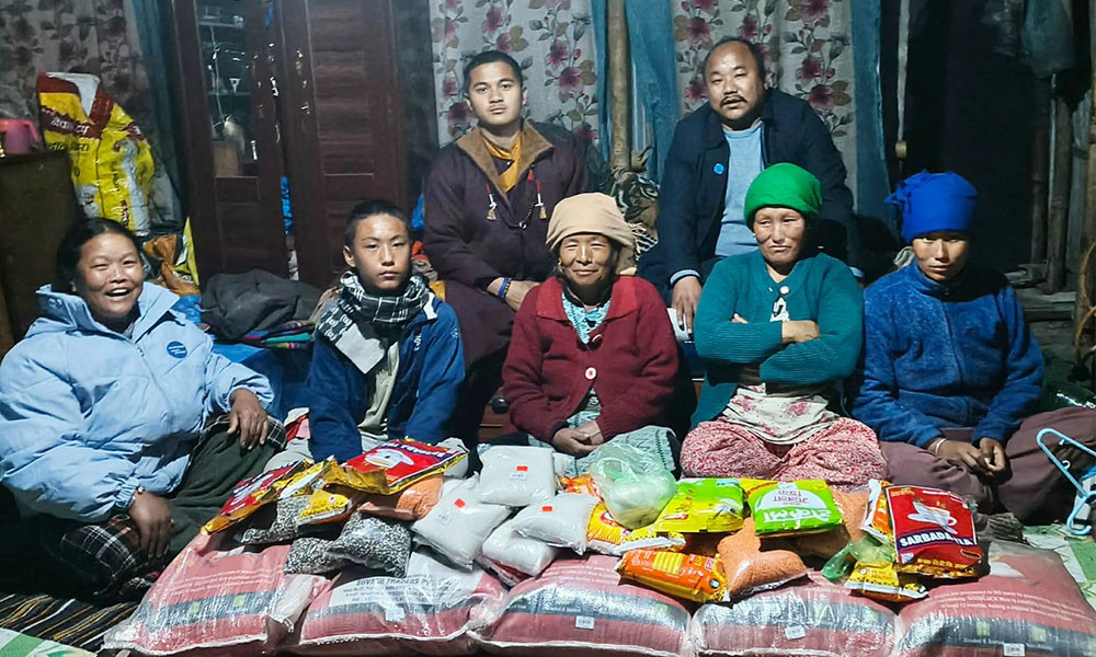 हिमालय भोटे समाज काठमाडौंका अध्यक्ष मिथुन चाङ्बा भोटेको पहलमा भोटे परिवारलाई खाद्यान्न राहत वितरण